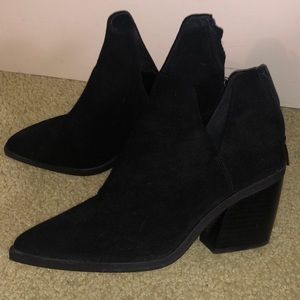 Vince Camuto Bibestie Black Booties 8 NWOB
